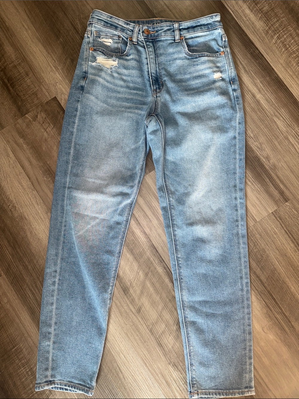 American Eagle Mom jeans 6 medium wash high-rise women’s distressed denim pants
